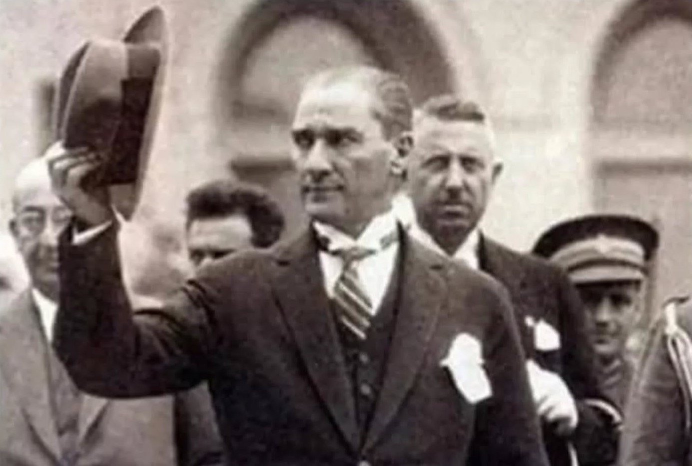 ATATÜRK'ÜN ÖLÜM YILDÖNÜMÜNDE MİNNET VE SAYGIYLA