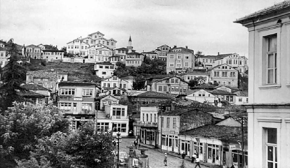 Gazeteci-yazar İsmail Fandaklı’nın ata evinin de yer aldığı Gazipaşa Mahallesi Merdivenli Sokak. Otuzlu yıllarda Şems Oteli balkonunda çekilmiş bir fotoğraf.