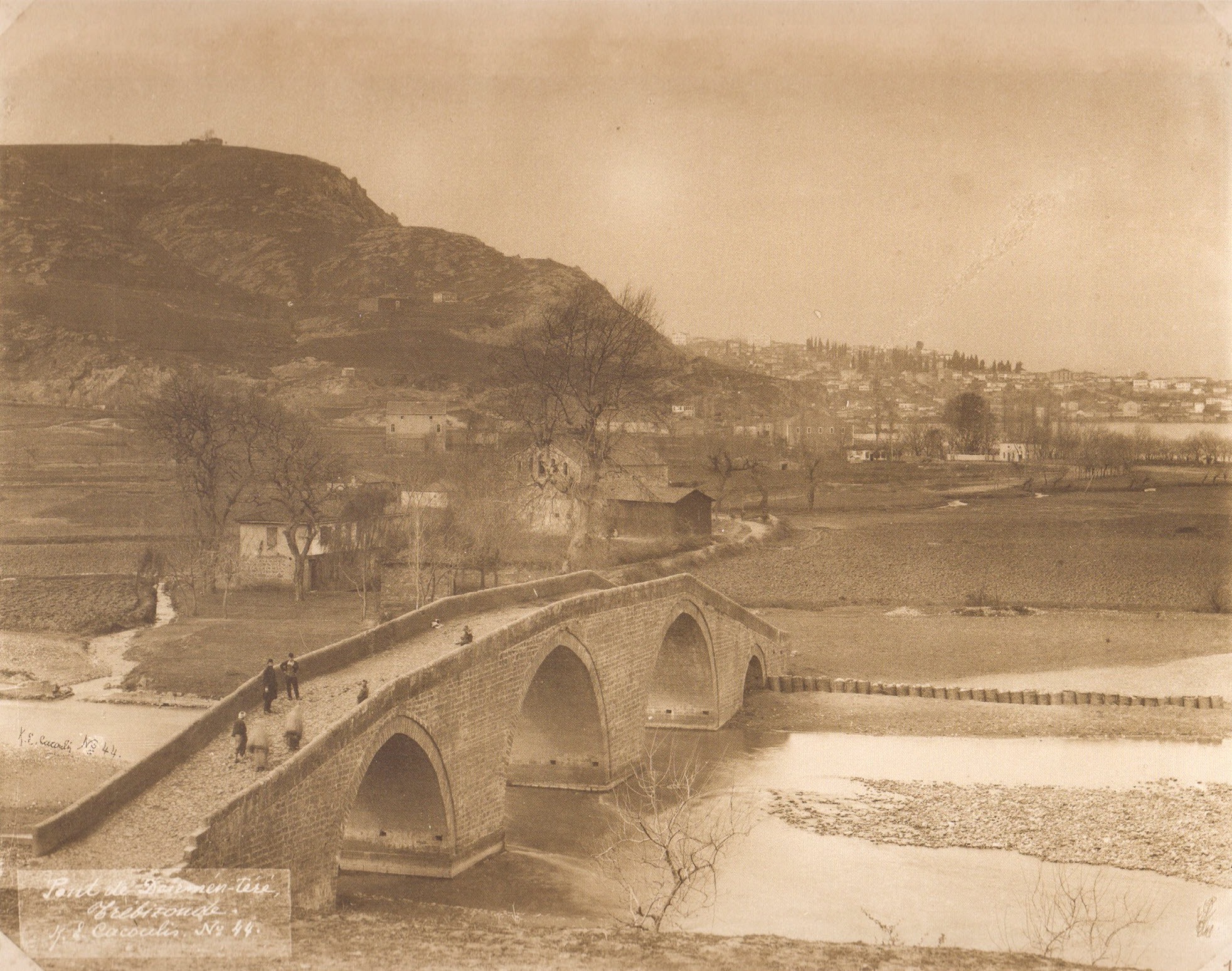 Değirmendere üzerindeki eski köprü. Sel felaketi nedeniyle yıkılmış ve yerine Nemlizade Ailesi yenisini yaptırmış