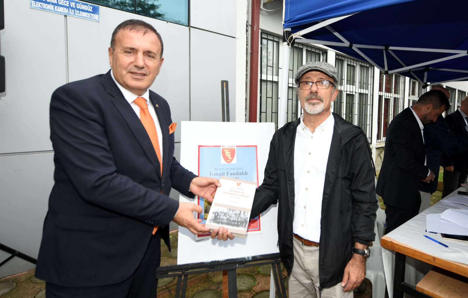 FANDAKLI’NIN “100. YILINDA TRABZON TİCARET LİSESİ” KİTABININ İMZA GÜNÜNE YOĞUN İLGİ