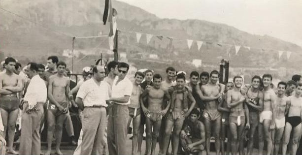1961’de Çömlekçi’de yapılan yüzme yarışlarında, sporcu ve hakemler iskelede: Şakir, Osman Çakar (Yüzme hakemi), “Hantal İbrahim” (Küçüktepe), Ömer Uzun, Yüzme hakemi, Osman Topaloğlu, Mehmet Bilen, Salih Macit, Emrullah, “Şişko Ahmet”, ?, Mehmet Çelik, Özkan Koç, “Jilet Hasan” (Durmuş), Ceyhan Murathanoğlu, Ahmet Bektaş, ?. Oturan: Ali Karpuz