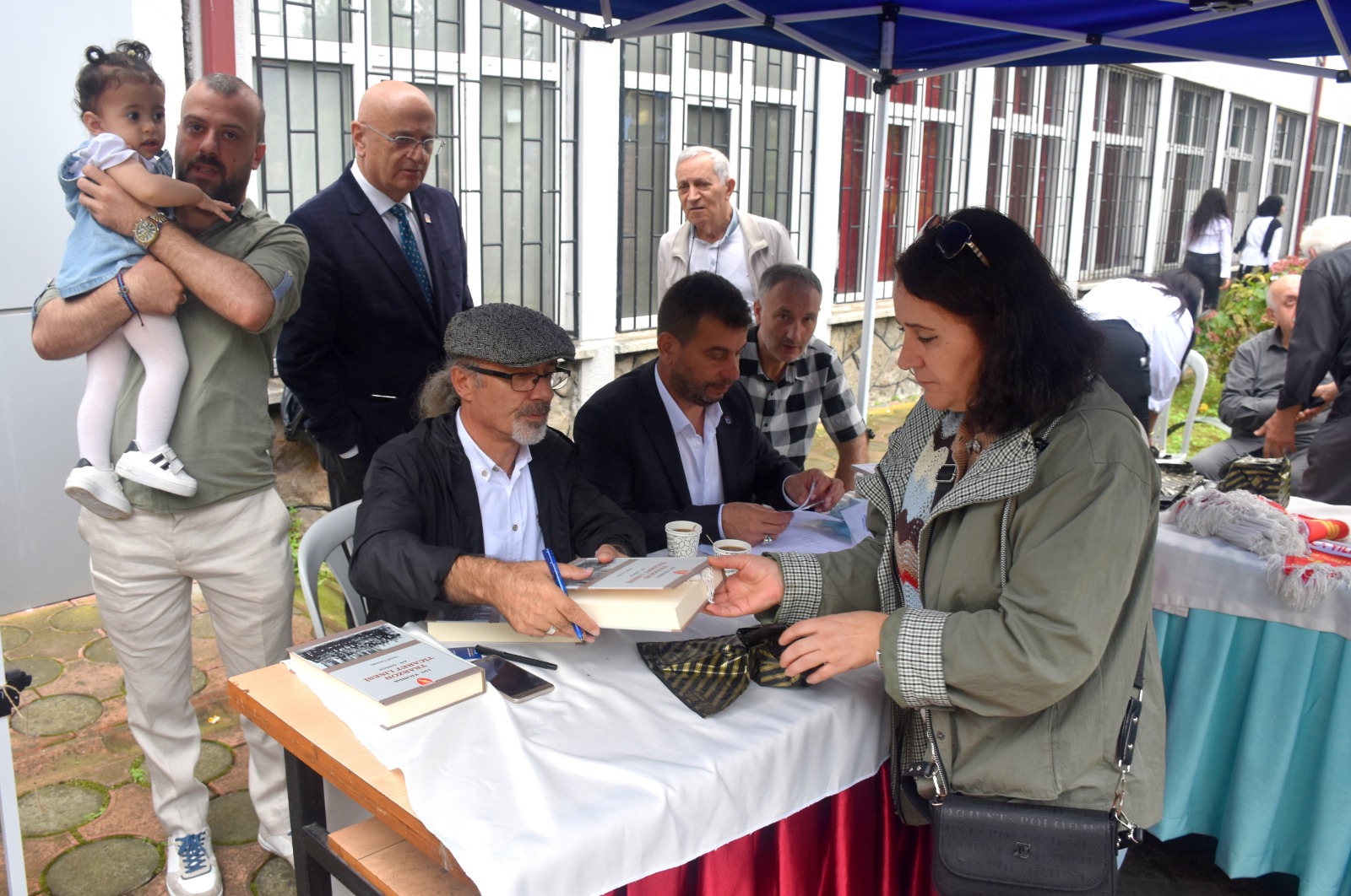 FANDAKLI’NIN “100. YILINDA TRABZON TİCARET LİSESİ” KİTABININ İMZA GÜNÜNE YOĞUN İLGİ